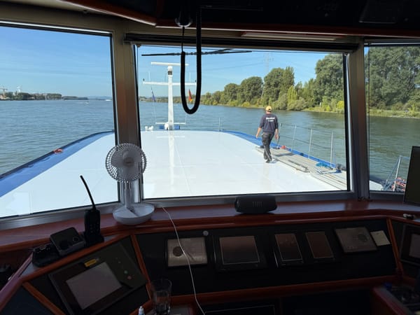 Hinter den Kulissen: Ein Blick ins Steuerhaus eines Fluss-Seeschiffs